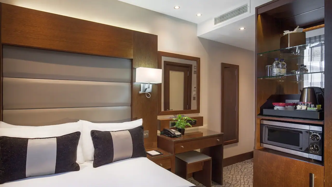 Park Grand Paddington court